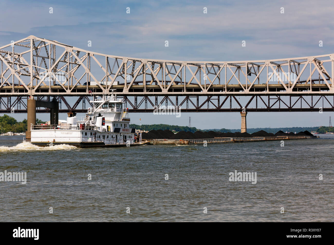 Barge caricata con carbone risalendo il fiume Ohio, tra Louisville, Kentucky e Jeffersonville, Indiana Foto Stock
