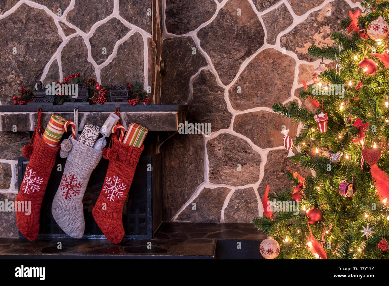 Calze di Natale e albero Foto Stock