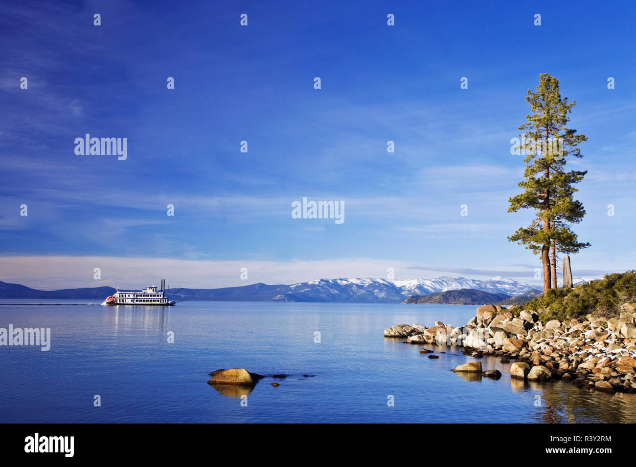 Stati Uniti d'America, Nevada, Lake Tahoe. Racchetta tele in barca sul lago. Foto Stock