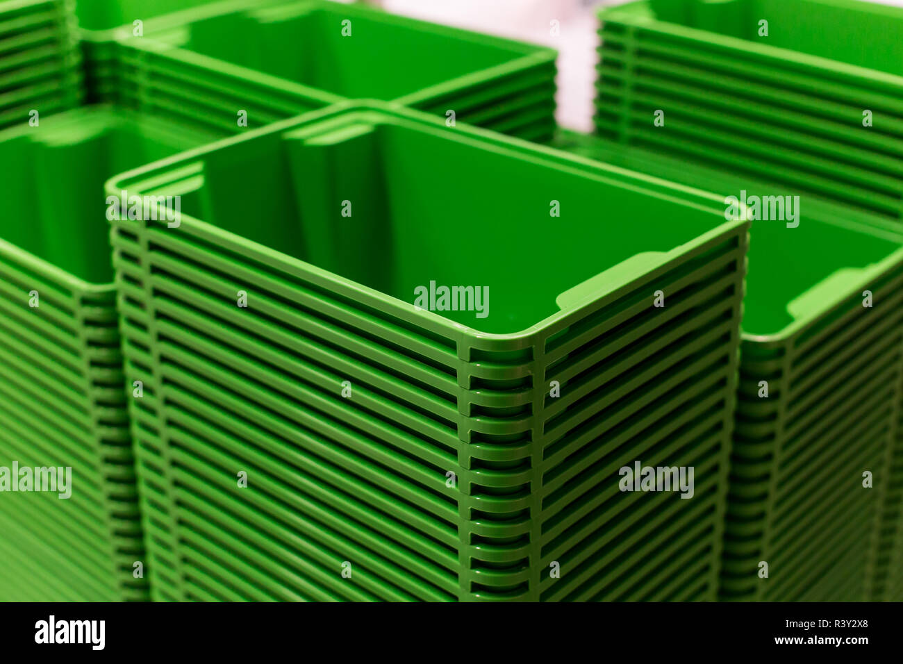 Verde di plastica Contenitori di casa torre in store Foto Stock