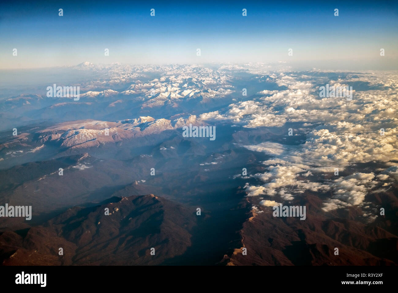 Vista dall'alto delle montagne del Caucaso in Regione Krasnodar, Russia Foto Stock