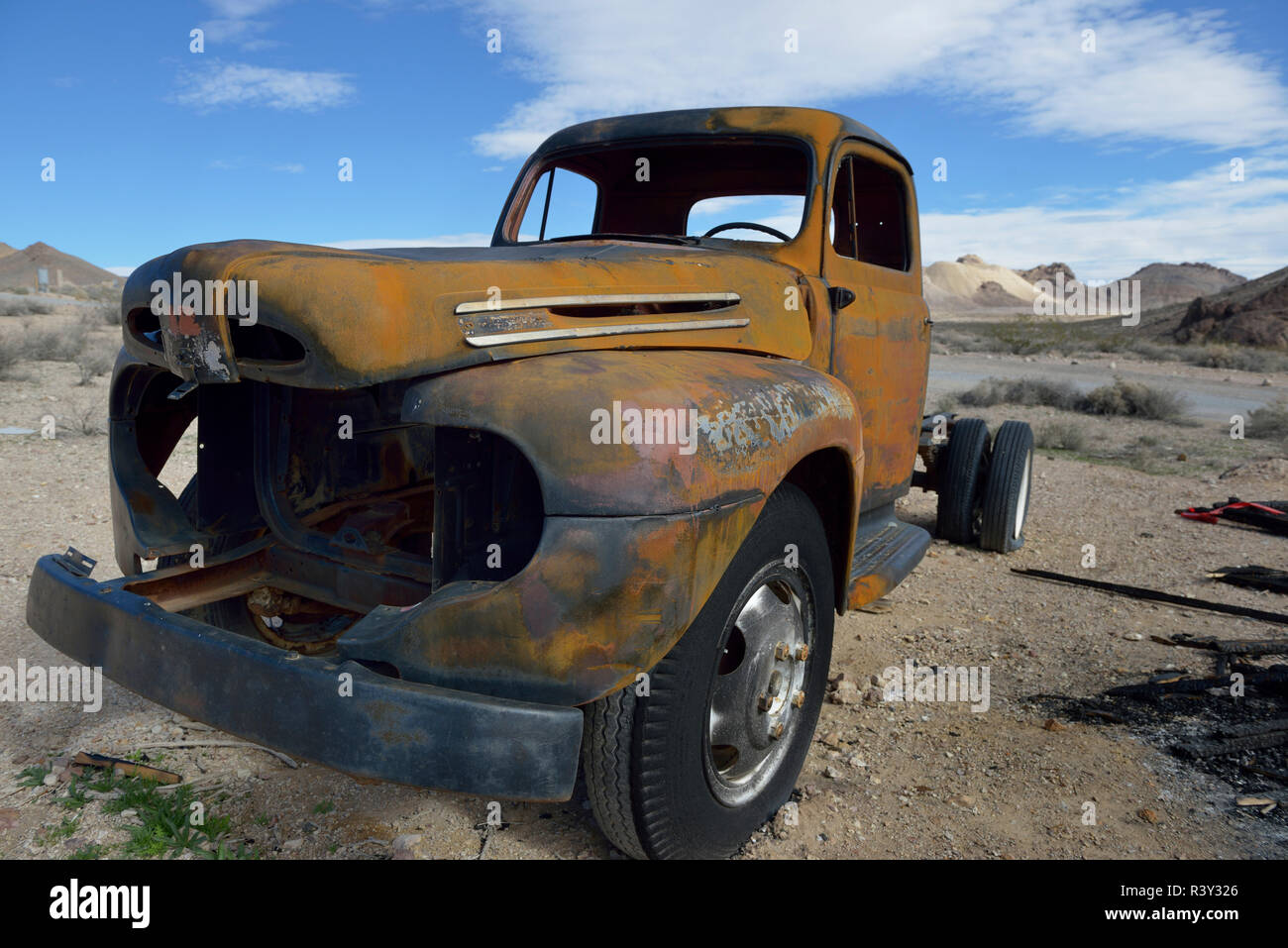 Stati Uniti d'America, Nevada. Riolite. Rusty carrello parcheggiato nel deserto Foto Stock