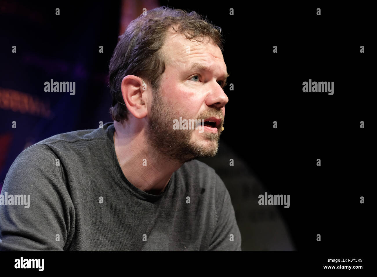 Hay on Wye, Wales, Regno Unito - Sabato 24 Novembre 2018 - Giornalista e LBC emittente radio di James O'Brien sul palco parlando del suo ultimo libro, come essere di destra - Photo Steven Maggio / Alamy Live News Foto Stock