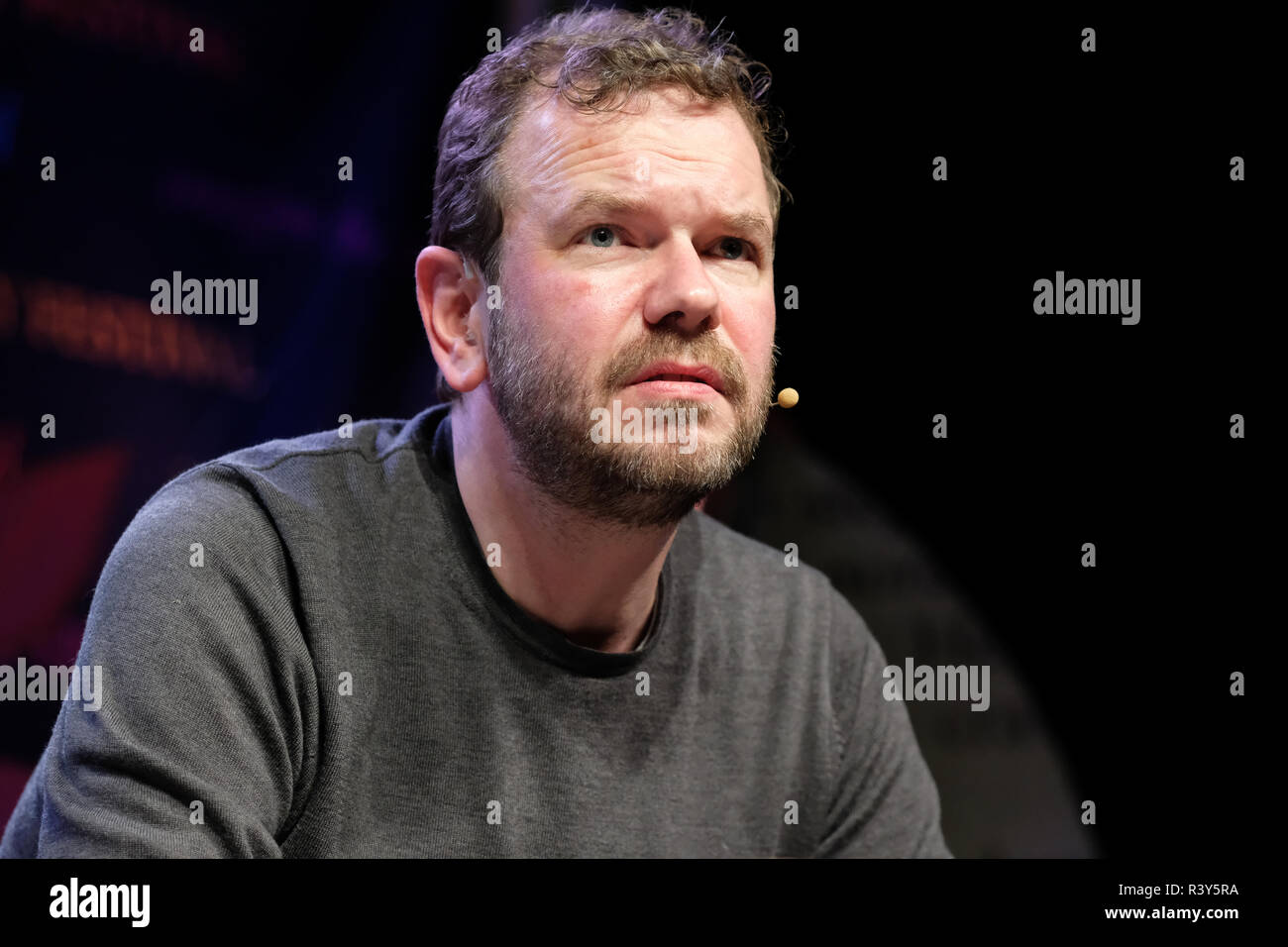 Hay on Wye, Wales, Regno Unito - Sabato 24 Novembre 2018 - Giornalista e LBC emittente radio di James O'Brien sul palco parlando del suo ultimo libro, come essere di destra - Photo Steven Maggio / Alamy Live News Foto Stock