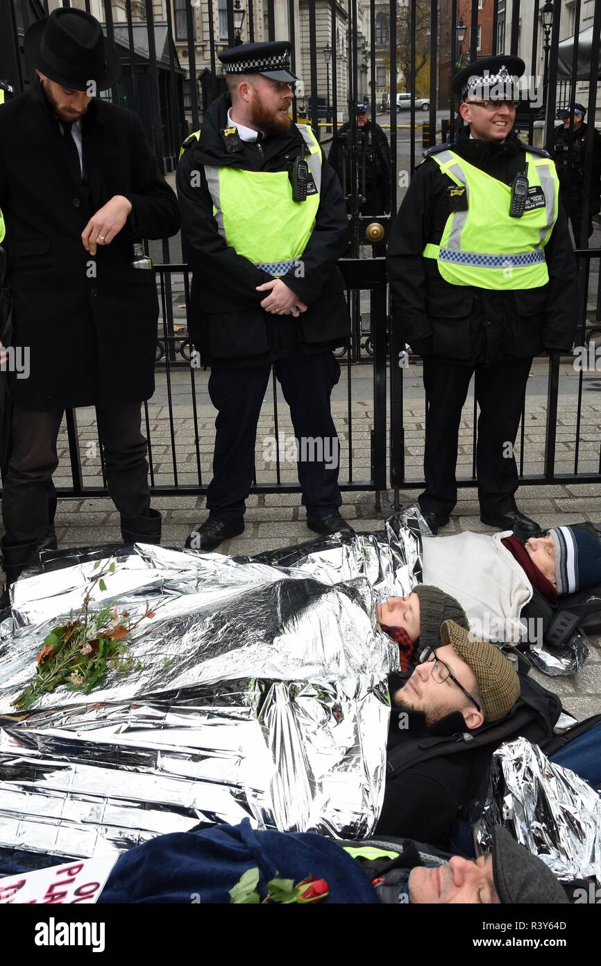 Londra, Regno Unito. 24 Nov 2018. La Ribellione di estinzione/ribellione giorno 2. Manifestanti hanno inscenato una bugia in fuori dalle porte di Downing Street, Londra, UK Credit: Michael melia/Alamy Live News Foto Stock