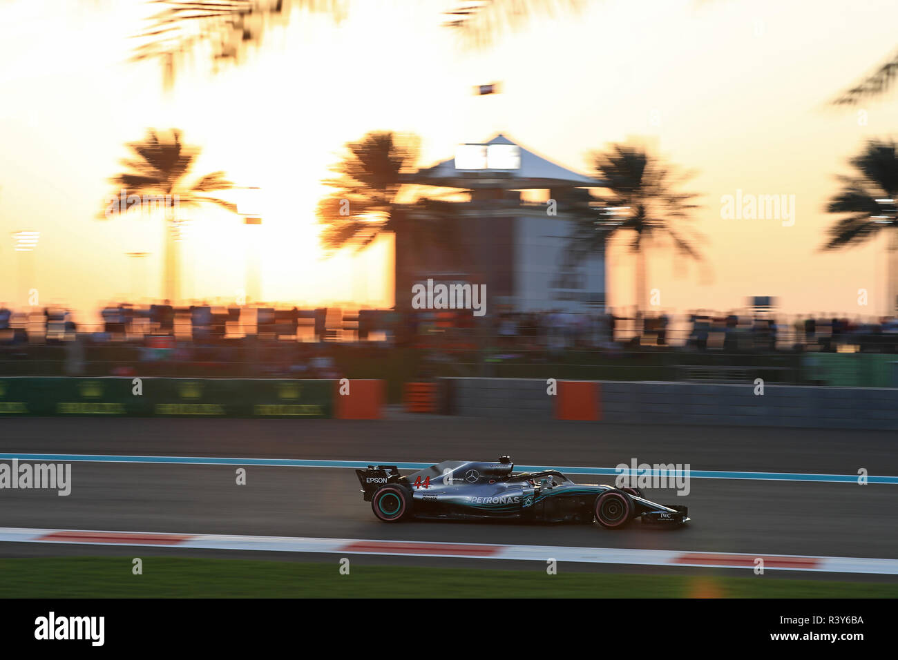 Abu Dhabi, negli EMIRATI ARABI UNITI.24 novembre 2018, Yas Marina, Abu Dhabi Emirati arabi uniti; Etihad Airways Formula 1 Gran Premio di Abu Dhabi, Qualifiche; Mercedes AMG Petronas Motorsport, Lewis Hamilton Credit: Azione Plus immagini di sport/Alamy Live News Foto Stock