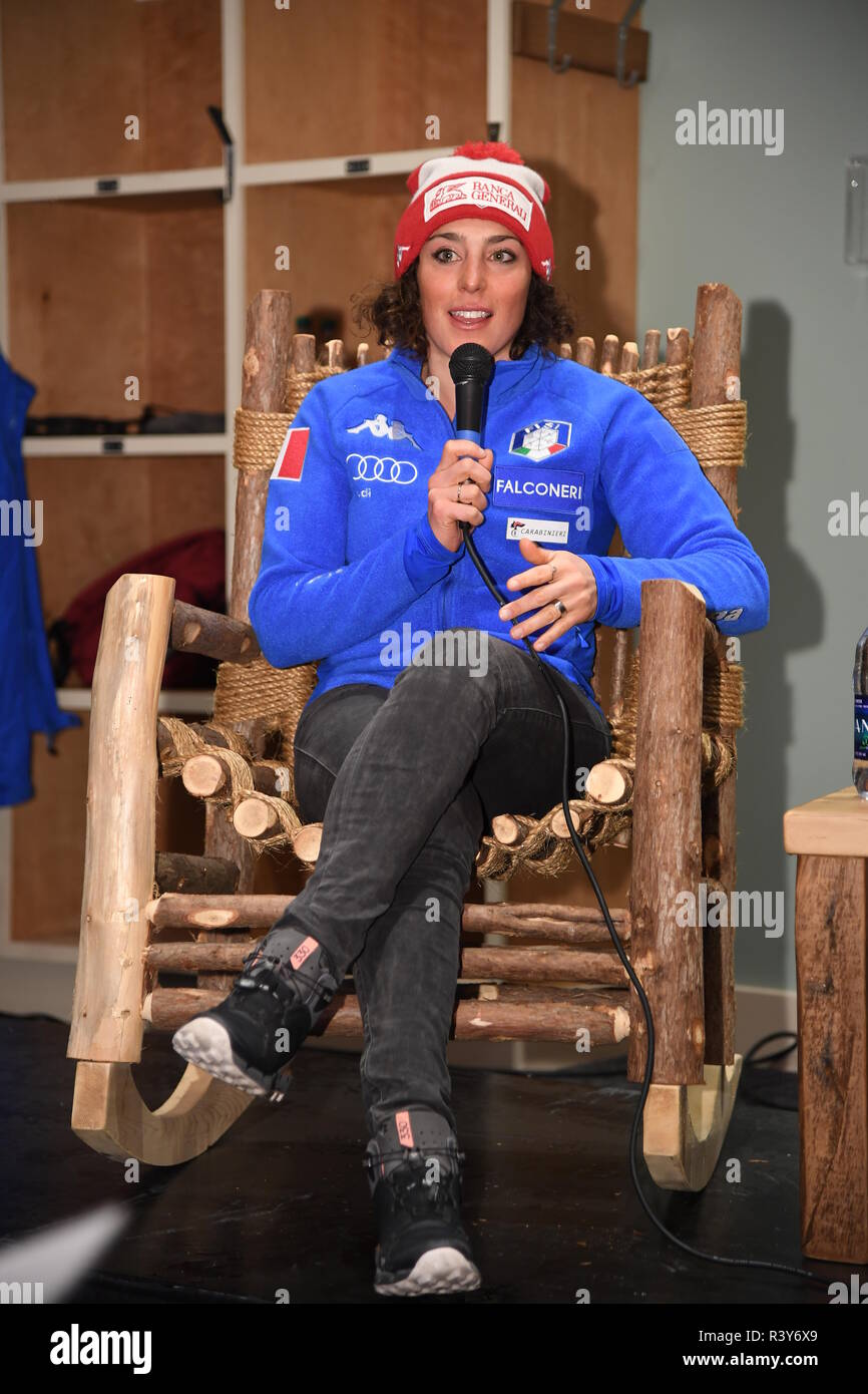 Killington, Vermont, USA. 23 Nov 2018. Federica Brignone d'Italia risponde alle domande dei giornalisti nel corso di una conferenza stampa prima di Killington Cup a Killington Ski Resort nel novembre 23, 2018 in Killington, Vermont. Credito: Anton Oparin/Alamy Live News Foto Stock