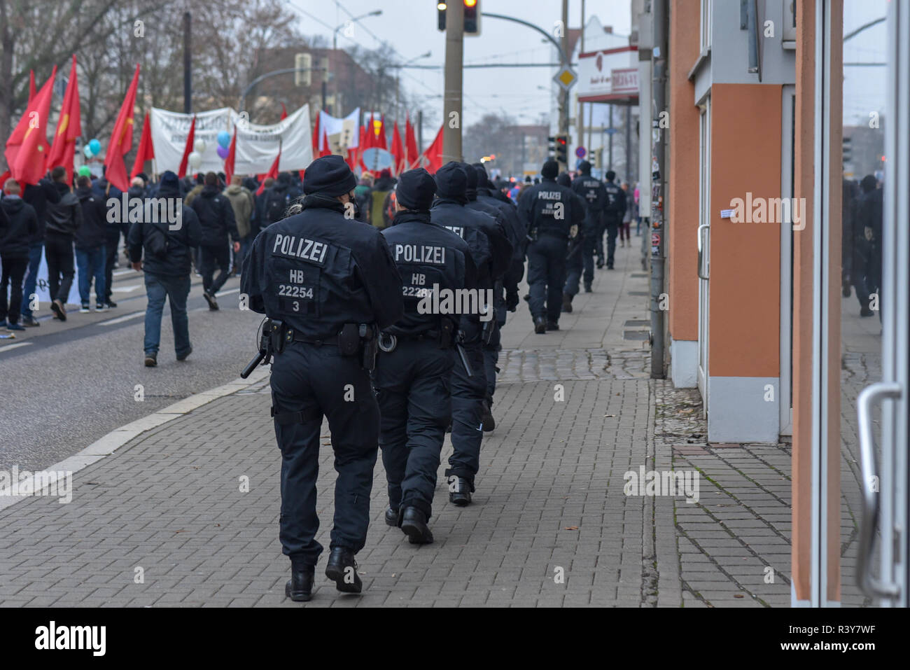 Magdeburg, Germania - 24 Novembre 2018: gli ufficiali di polizia a Magdeburg accompagnare i manifestanti che protestavano contro le più severe leggi di polizia. Un totale di circa mille poliziotti sono stati sul dovere di accompagnamento intorno 1000 manifestanti attraverso il centro della citta'. Secondo la polizia, non ci sono stati incidenti importanti durante la grande dimostrazione su scala. Credito: Mattis Kaminer/Alamy Live News Foto Stock