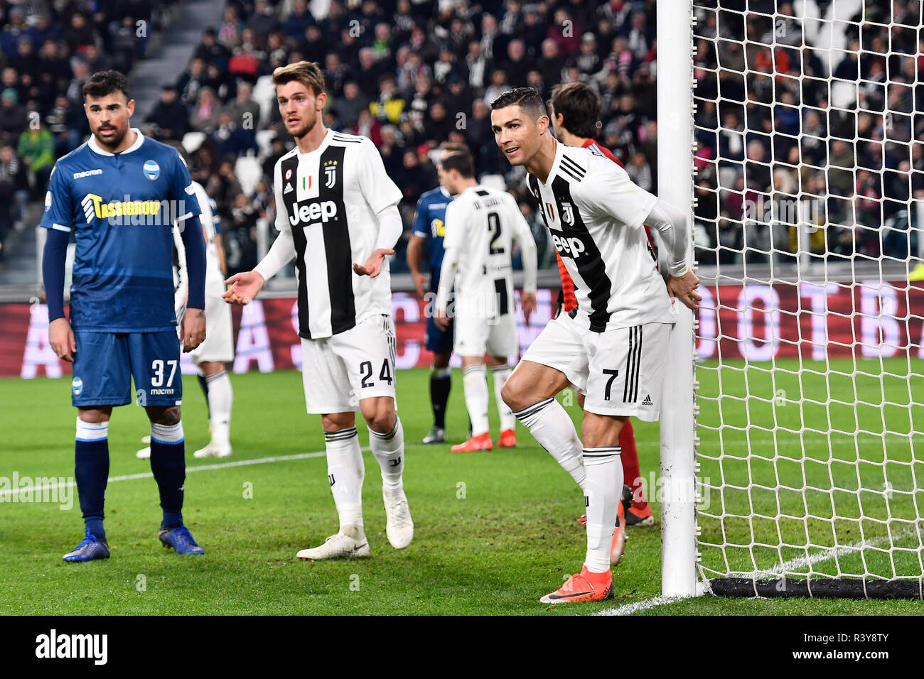 Torino, Italia. 24 Nov 2018. Durante la serie di una partita di calcio tra Juventus e SPAL presso lo stadio Allianz il 24 novembre, 2018 a Torino, Italia. Credito: FABIO PETROSINO/Alamy Live News Foto Stock