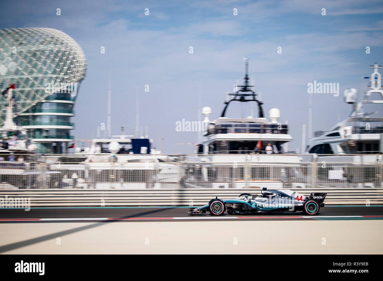 Abu Dhabi, negli Emirati Arabi Uniti. 24 Nov 2018. Mercedes AMG Petronas F1 del Team driver britannico Lewis Hamilton compete durante la terza sessione di prove libere della Formula 1 Gran Premio di Abu Dhabi a Yas Marina Circuit di Abu Dhabi, negli Emirati Arabi Uniti il 24 novembre 2018. Foto: Jure Makovec Credito: Jure Makovec/Alamy Live News Foto Stock