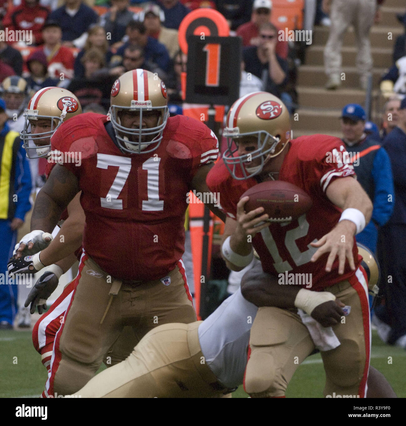 San Francisco, California, Stati Uniti d'America. Xviii Nov, 2007. Louis Rams defensive affrontare la"Roi Glover #97 sacchi San Francisco 49ers quarterback Trent Dilfer #12 con protezione Larry Allen #71 Domenica, Novembre 18, 2007 al Candlestick Park di San Francisco, California. I Rams ha sconfitto il 49ers 13-9. Credito: Al di Golub/ZUMA filo/Alamy Live News Foto Stock