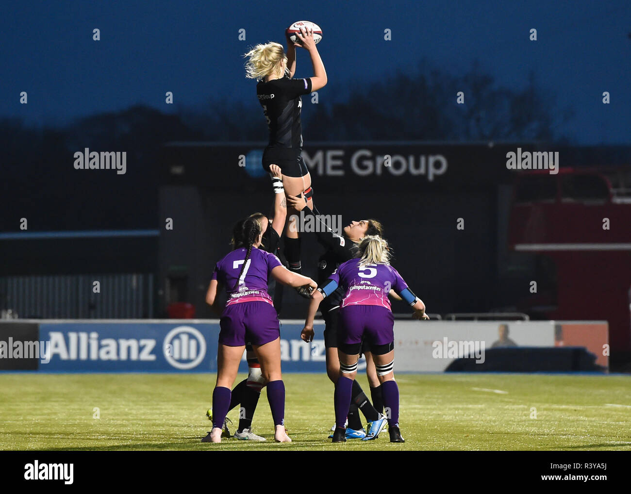 Londra, Regno Unito. 24 Nov 2018. Rosie Galligan dei Saraceni donne afferra la palla in linea durante la Tyrrells Premier 15s League - Saraceni donne contro la Loughborough fulmine al Parco di Allianz su Sabato, 24 novembre 2018. Londra Inghilterra. (Solo uso editoriale, è richiesta una licenza per uso commerciale. Nessun uso in scommesse, giochi o un singolo giocatore/club/league pubblicazioni.) Credito: Taka G Wu/Alamy Live News Foto Stock