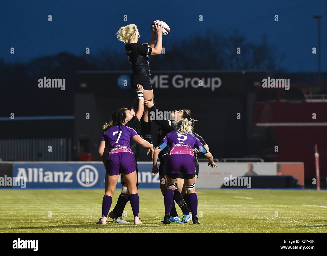 Londra, Regno Unito. 24 Nov 2018. Rosie Galligan dei Saraceni donne afferra la palla in linea durante la Tyrrells Premier 15s League - Saraceni donne contro la Loughborough fulmine al Parco di Allianz su Sabato, 24 novembre 2018. Londra Inghilterra. (Solo uso editoriale, è richiesta una licenza per uso commerciale. Nessun uso in scommesse, giochi o un singolo giocatore/club/league pubblicazioni.) Credito: Taka G Wu/Alamy Live News Foto Stock