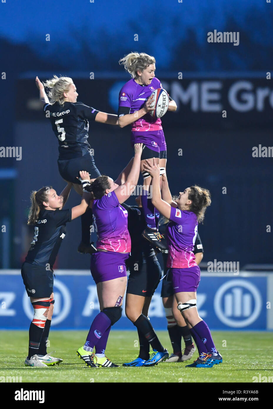 Londra, Regno Unito. 24 Nov 2018. Rosie Galligan dei Saraceni donne e Maryke Penman di Loughborough Fulmini nella linea di uscita durante il Tyrrells Premier 15s League - Saraceni donne contro la Loughborough fulmine al Parco di Allianz su Sabato, 24 novembre 2018. Londra Inghilterra. (Solo uso editoriale, è richiesta una licenza per uso commerciale. Nessun uso in scommesse, giochi o un singolo giocatore/club/league pubblicazioni.) Credito: Taka G Wu/Alamy Live News Foto Stock