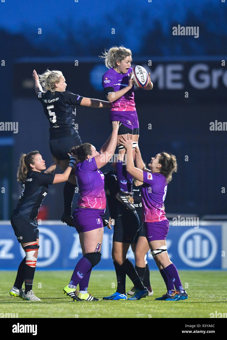 Londra, Regno Unito. 24 Nov 2018. Rosie Galligan dei Saraceni donne e Maryke Penman di Loughborough Fulmini nella linea di uscita durante il Tyrrells Premier 15s League - Saraceni donne contro la Loughborough fulmine al Parco di Allianz su Sabato, 24 novembre 2018. Londra Inghilterra. (Solo uso editoriale, è richiesta una licenza per uso commerciale. Nessun uso in scommesse, giochi o un singolo giocatore/club/league pubblicazioni.) Credito: Taka G Wu/Alamy Live News Foto Stock