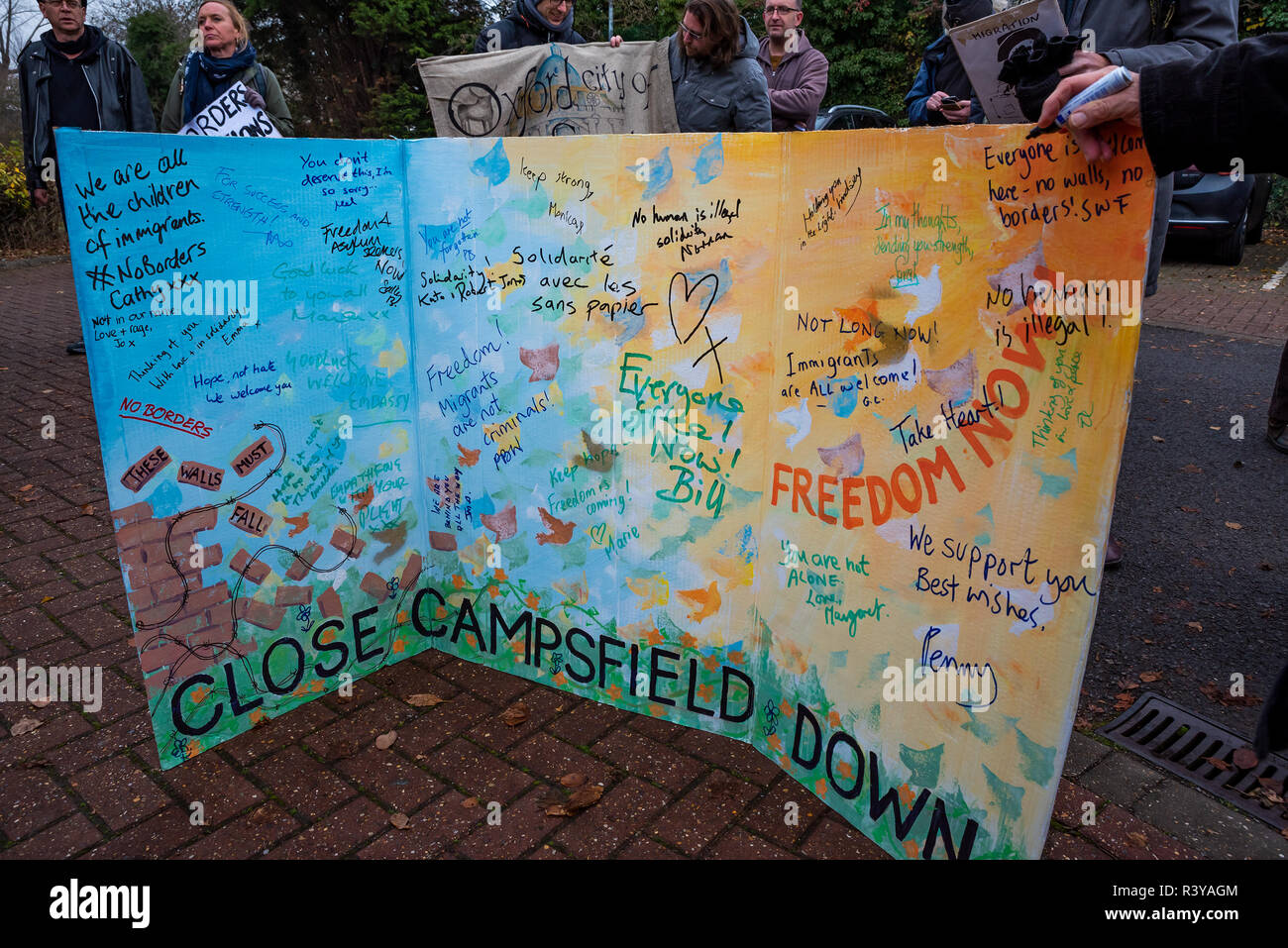 Kidlington Oxford, UK. Il 24 novembre 2018. Campsfield House immigrazione Centro di rimozione XXV Anniversario della dimostrazione. Il 25 novembre 1993 la prima immigrazione detenuti sono stati portati da Harmondsworth a Campsfield e la campagna per la chiusura di Campsfield House aveva cominciato. Le proteste hanno avuto luogo su base mensile con un maggiore ricorrenza annuale proteste. Di recente la casa ufficio ha annunciato Campsfield House chiuderà il prossimo anno, e @CloseCampsfield circolazione continueranno le campagne di fine centri di detenzione per immigrati, la detenzione e l'espulsione. Credito: Stephen Bell/Alamy Live Foto Stock