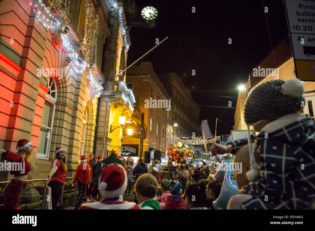 Kidderminster, Regno Unito. 24 Novembre, 2018. Vi è una sensazione di vero spirito comunitario e festive fun folk di Kidderminster venuti insieme a sostegno della città natale annuale interruttore luci-sul davanti del famoso Sir Roland Hill statua e Kidderminster del grandioso palazzo comunale. Ospitato dal locale del segnale radio107 roadshow con live band entertainment dal gene di Genie e il limone Squeezers, questa è una serata per celebrare l'inizio della stagione festiva. Credito: Lee Hudson/Alamy Live News Foto Stock