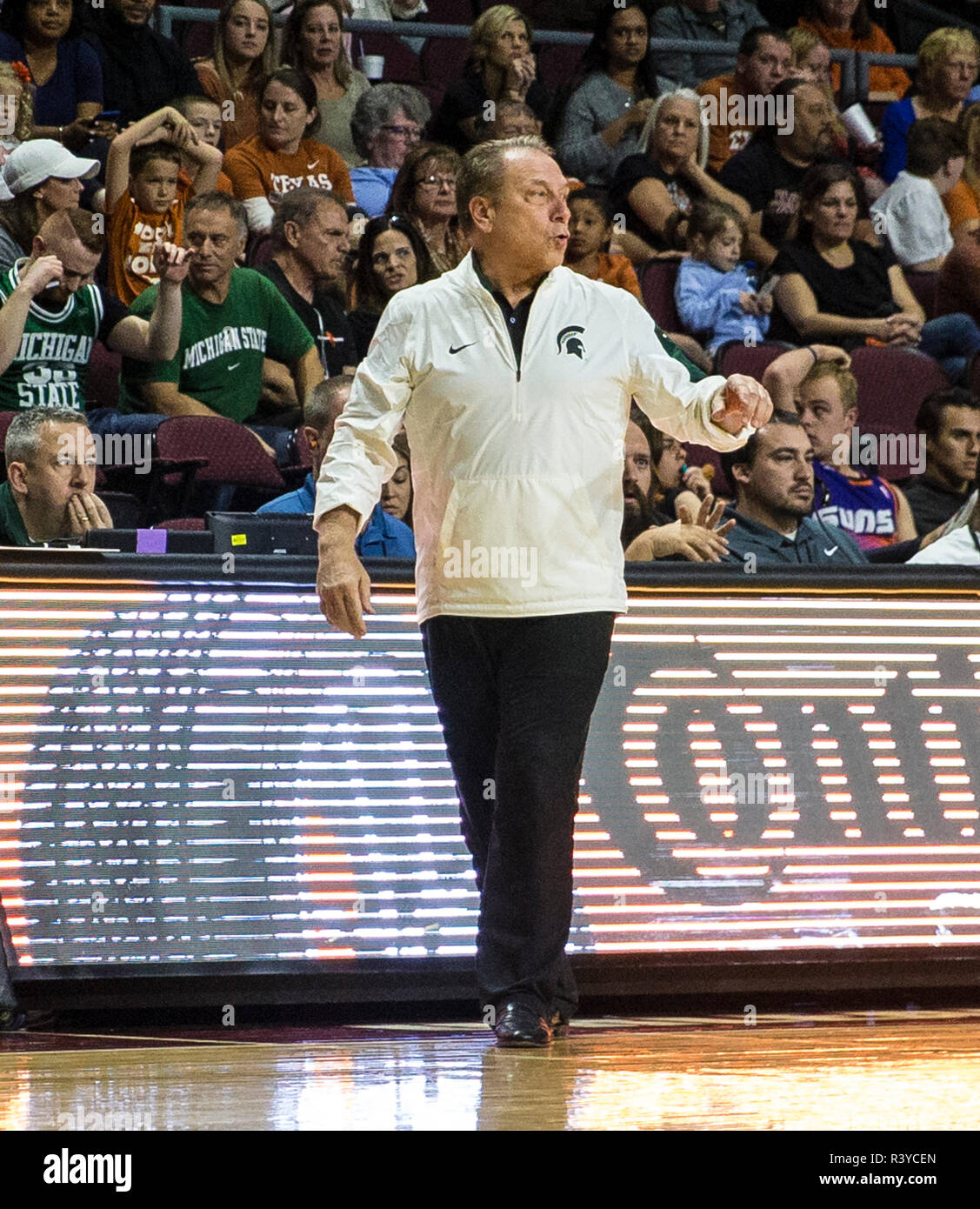 Nov 23 2018 Las Vegas NV, U.S.A. Michigan State head coach Tom Izzo durante il NCAA di pallacanestro degli uomini di pneumatici Continental Las Vegas Invitational tra Texas Longhorns ed il Michigan State Spartans 78-68 win all'Orleans Arena Las Vegas NV. Thurman James/CSM Foto Stock