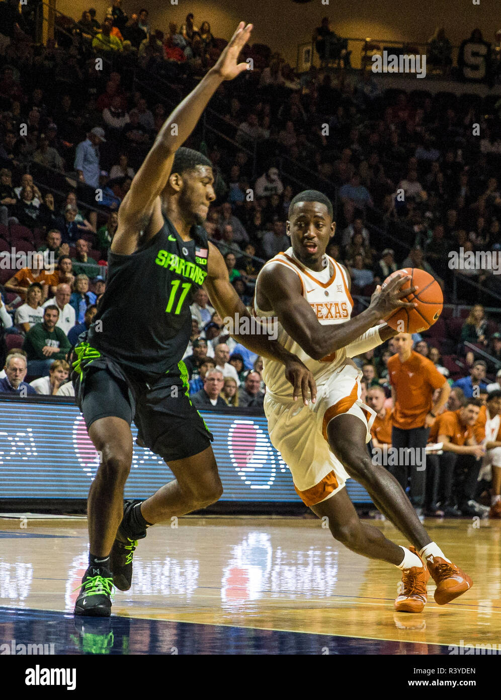 Nov 23 2018 Las Vegas NV, U.S.A. Texas guard Courtney Ramey (3) rigidi per il cerchio durante il NCAA di pallacanestro degli uomini di pneumatici Continental Las Vegas Invitational tra Texas Longhorns ed il Michigan State Spartans 68-78 persa in Orleans Arena Las Vegas NV. Thurman James/CSM Foto Stock