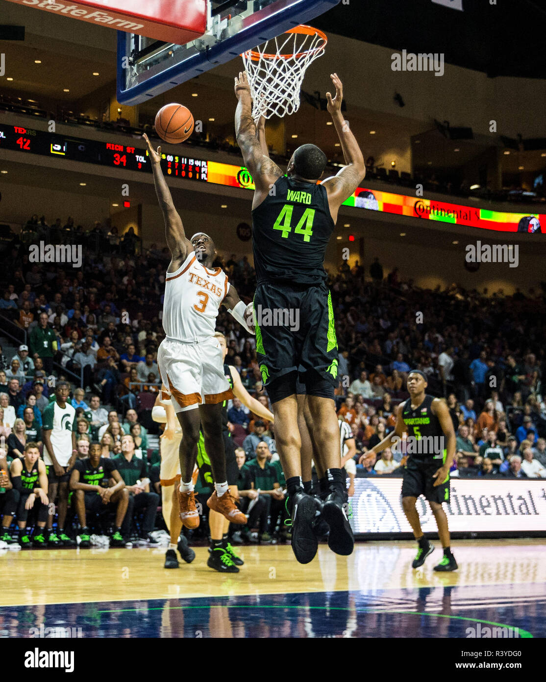 Nov 23 2018 Las Vegas NV, U.S.A. Texas guard Courtney Ramey (3) rigidi per il cerchio durante il NCAA di pallacanestro degli uomini di pneumatici Continental Las Vegas Invitational tra Texas Longhorns ed il Michigan State Spartans 68-78 persa in Orleans Arena Las Vegas NV. Thurman James/CSM Foto Stock