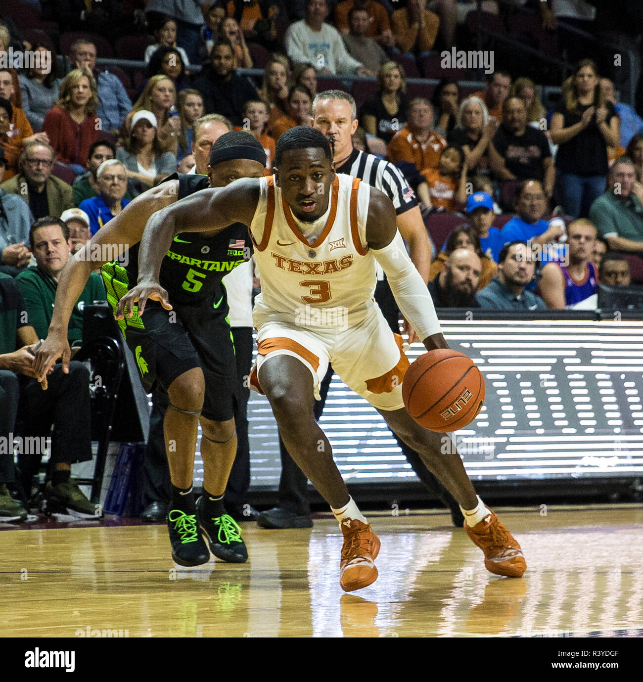 Nov 23 2018 Las Vegas NV, U.S.A. Texas guard Courtney Ramey (3) rigidi per il cerchio durante il NCAA di pallacanestro degli uomini di pneumatici Continental Las Vegas Invitational tra Texas Longhorns ed il Michigan State Spartans 68-78 persa in Orleans Arena Las Vegas NV. Thurman James/CSM Foto Stock