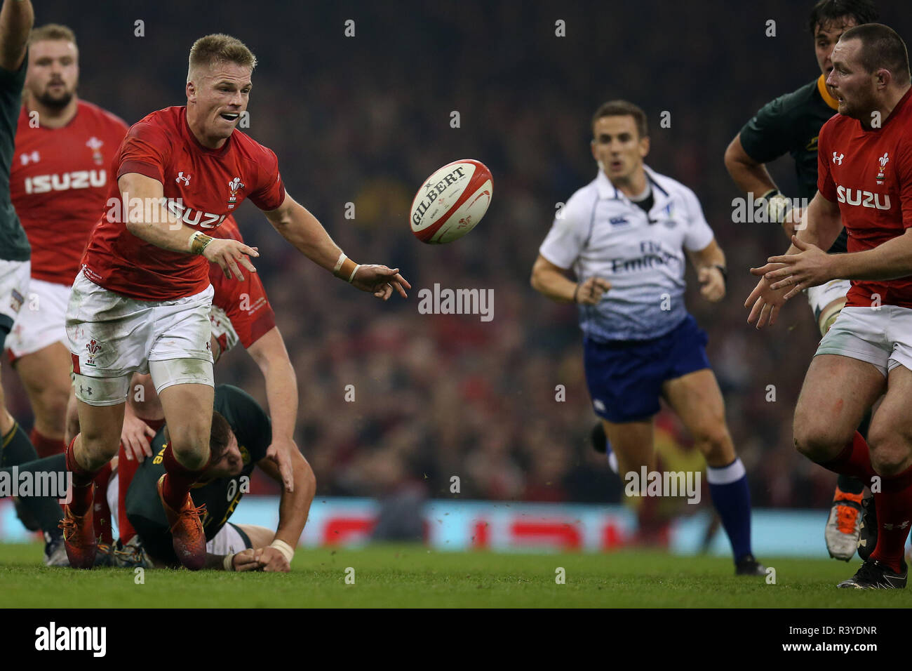 Gareth Anscombe del Galles passa la palla. V Galles del Sud Africa, sotto la corazza della serie internazionale di autunno partita di rugby al Principato Stadium di Cardiff ,Wales , Regno Unito sabato 24 novembre 2018. pic da Andrew Orchard/Alamy Live News nota immagine disponibile per il solo uso editoriale Foto Stock