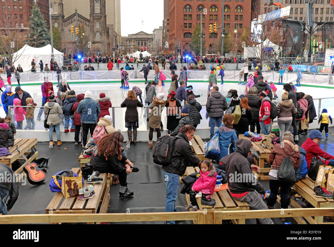 Cleveland, Ohio, USA. 24 Novembre, 2018. La Cleveland Public Square stagionale pista di pattinaggio su ghiaccio aperta durante la trentaseiesima edizione Cleveland Winterfest, una tradizione di vacanza portando migliaia downtown per il festival e albero cerimonia di illuminazione. Credito: Mark Kanning/Alamy Live News. Foto Stock