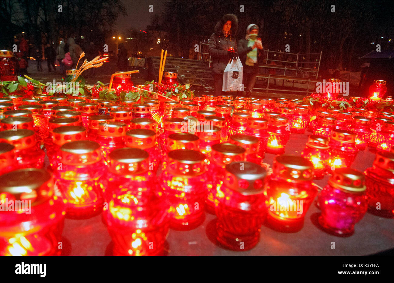 Un visto ucraino accendere una candela durante la cerimonia di commemorazione per l'ottantacinquesimo anniversario della carestia Holodomor a Kiev in Ucraina. La grande carestia del 1932-33, in cui milioni di persone sono morti di fame è considerata da alcuni come un genocidio ordinato da allora dittatore sovietico Joseph Stalin. Foto Stock