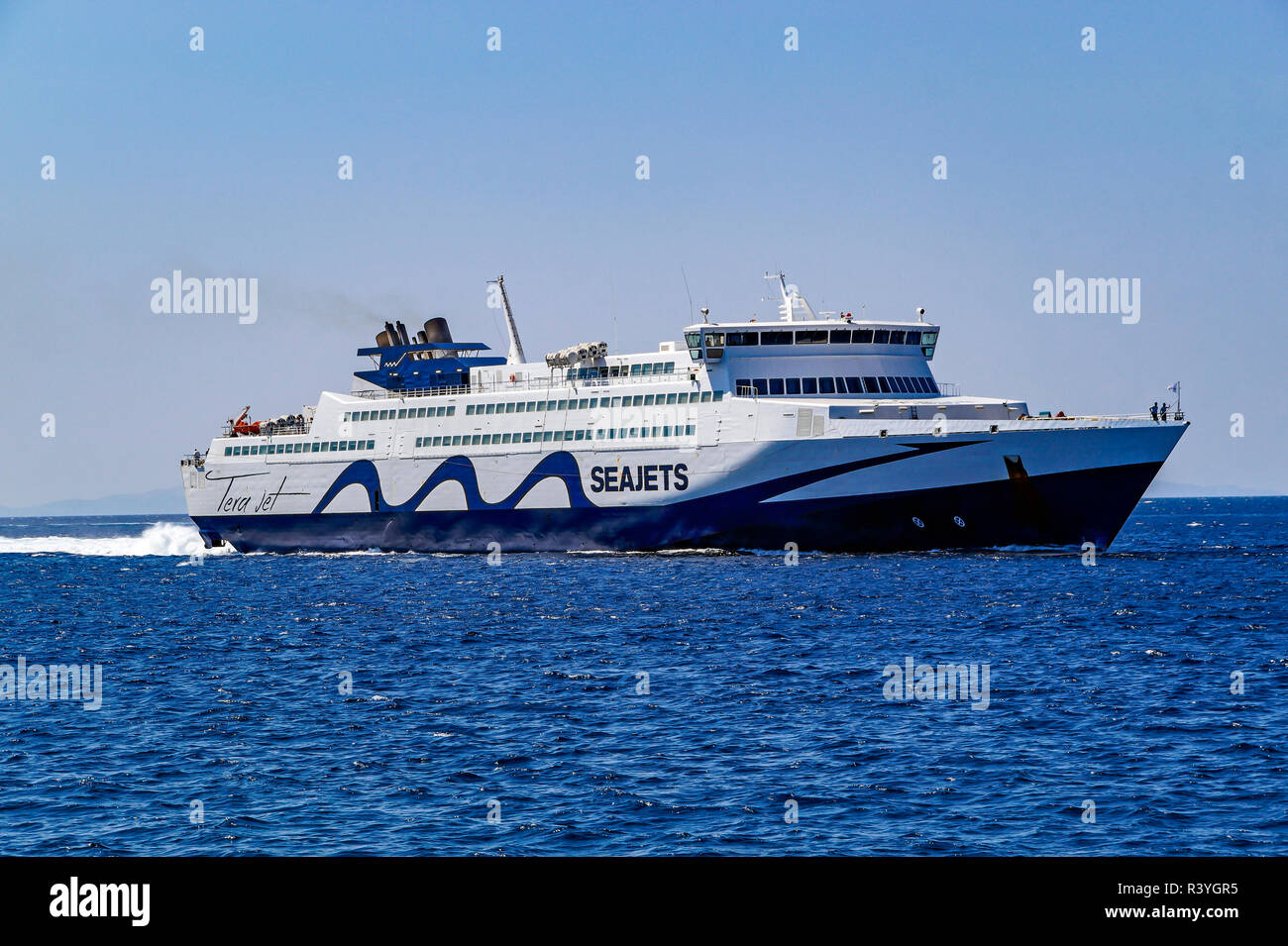 Sea Jet Tera Jet traghetto per trasporto auto e passeggeri arriva al porto Mykonos sulla isola di Mykonos in Cicladi gruppo nel Mar Egeo Grecia Foto Stock
