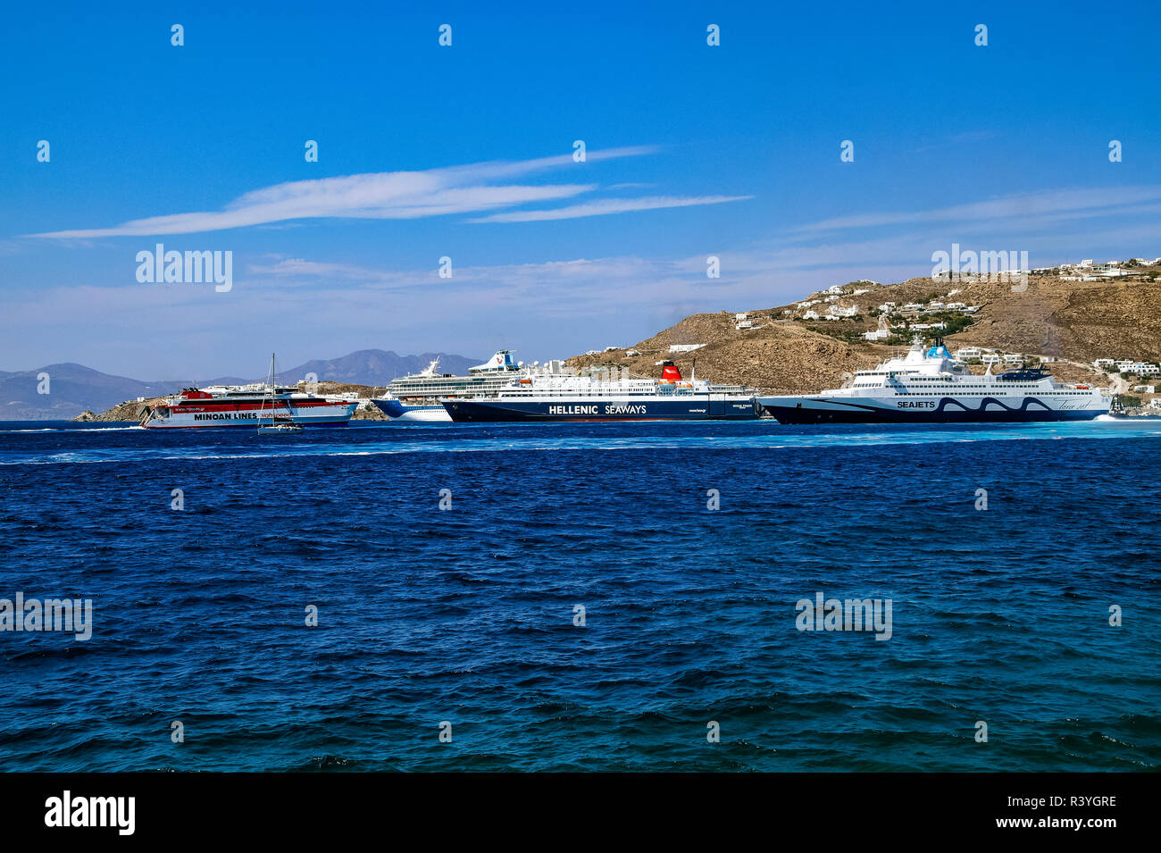 Line-up dei traghetti passeggeri e la nave da crociera al porto di Mykonos città sulla isola di Mykonos in Cicladi gruppo nel Mar Egeo Grecia Foto Stock