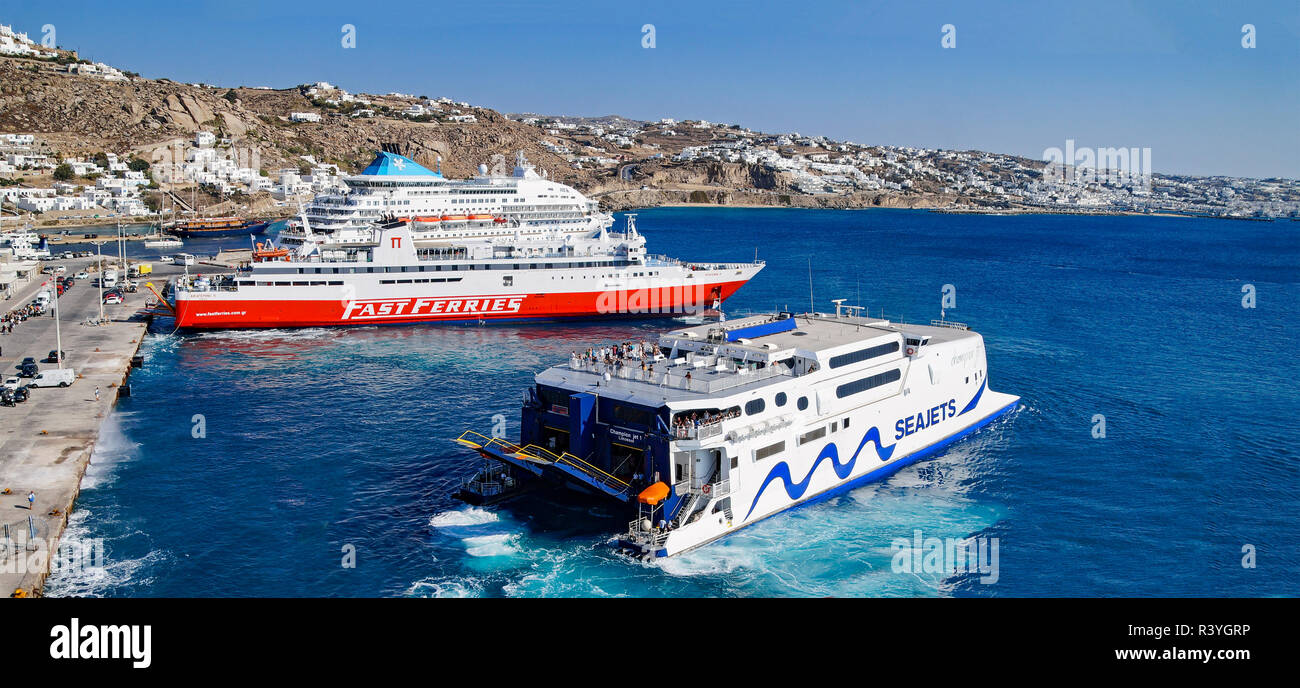 Traghetti e nave da crociera al porto di Mykonos città sulla isola di Mykonos in Cicladi gruppo nel Mar Egeo Grecia Foto Stock