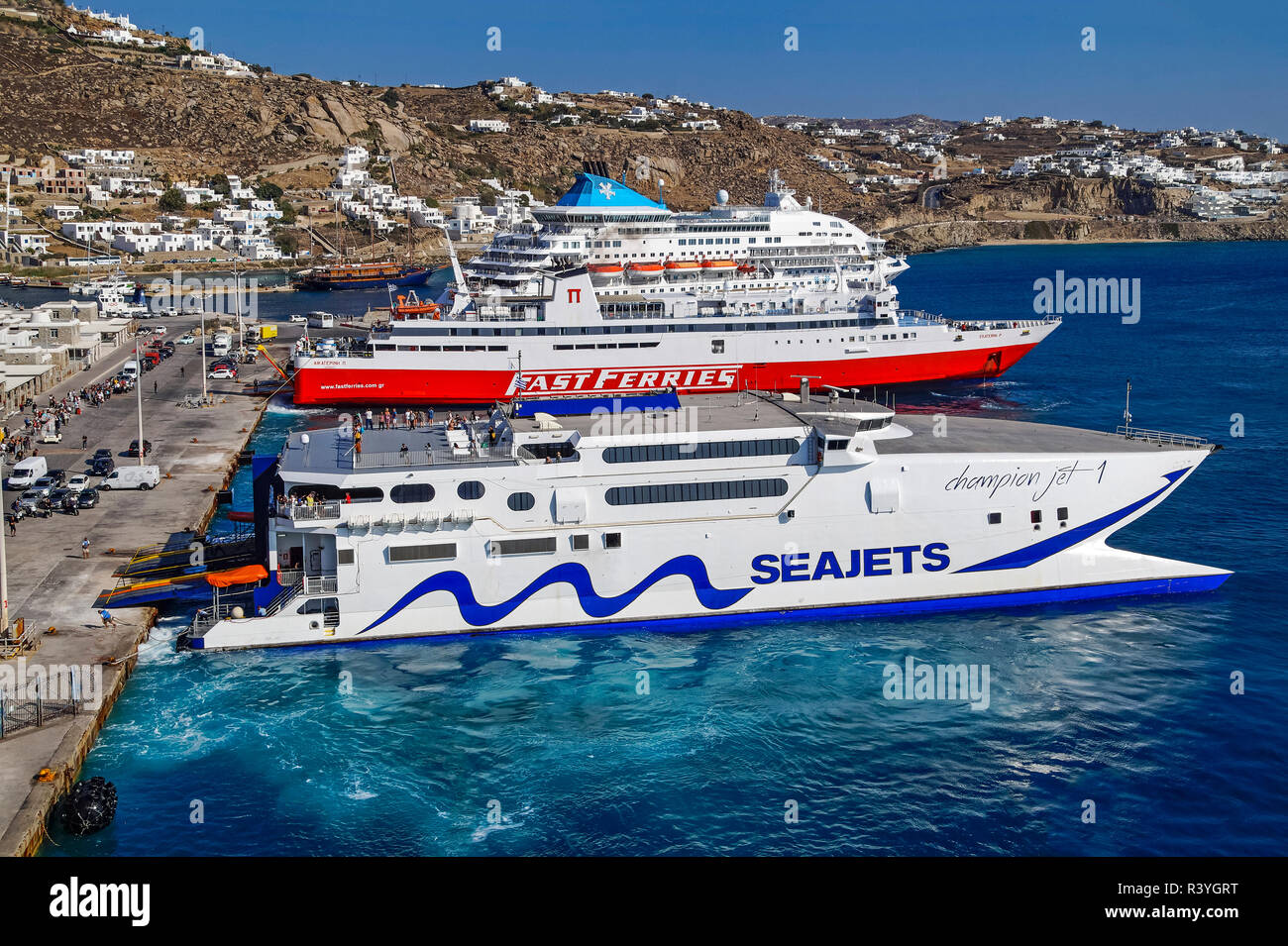 Traghetti e nave da crociera al porto di Mykonos città sulla isola di Mykonos in Cicladi gruppo nel Mar Egeo Grecia Foto Stock