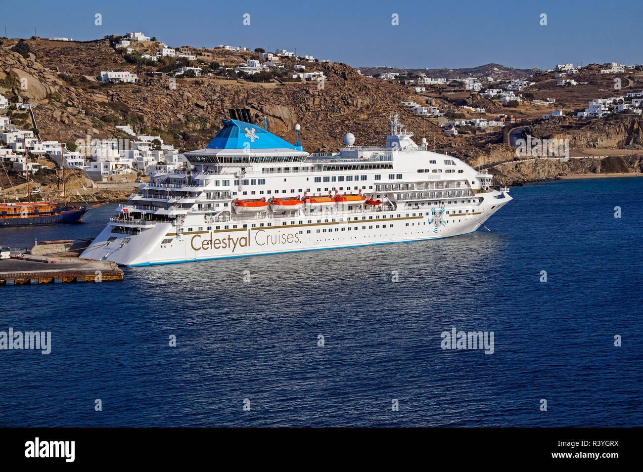 Crociere Celestyal crociera Celestyal Crystal ormeggiata nel porto di Mykonos città sulla isola di Mykonos in Cicladi gruppo nel Mare Egeo Grecia Foto Stock