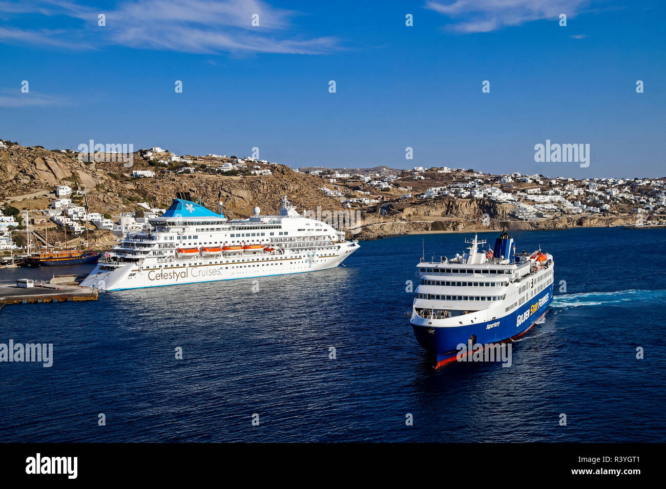 Golden Star Ferries car e il passeggero traghetto Superferry presso la città di Mykonos sulla isola di Mykonos in Cicladi gruppo nel Mar Egeo Grecia Foto Stock
