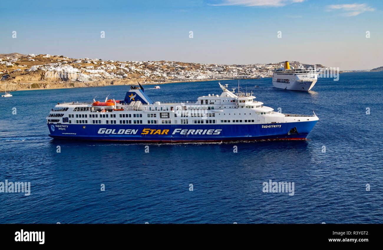 Golden Star Ferries car e il passeggero traghetto Superferry presso la città di Mykonos sulla isola di Mykonos in Cicladi gruppo nel Mar Egeo Grecia Foto Stock