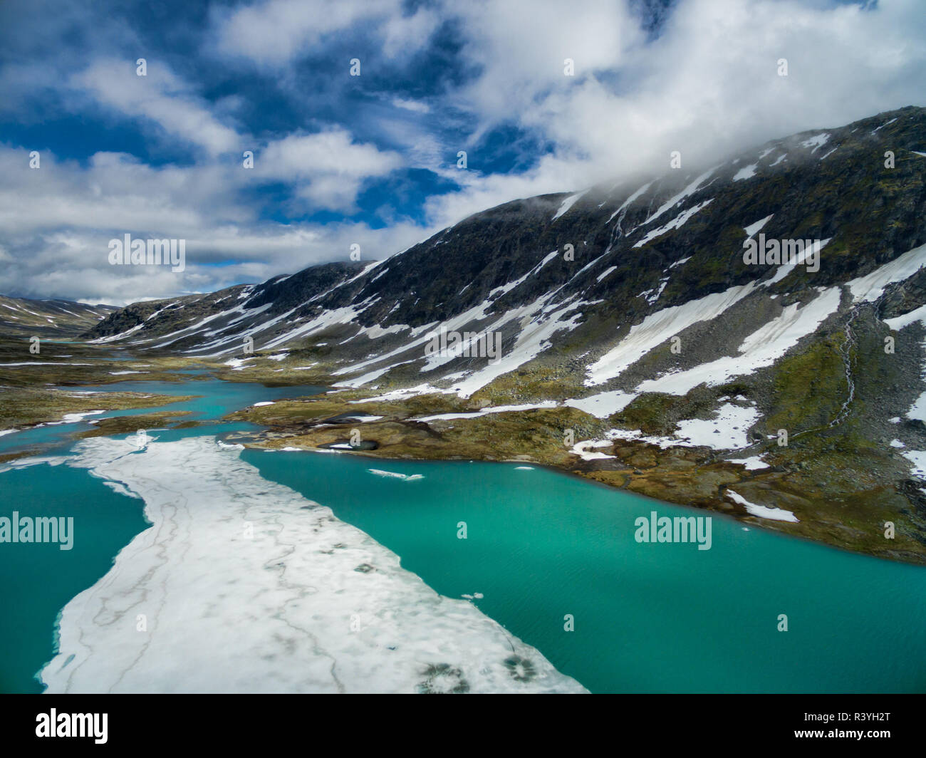 Norvegese di montagna lago Foto Stock