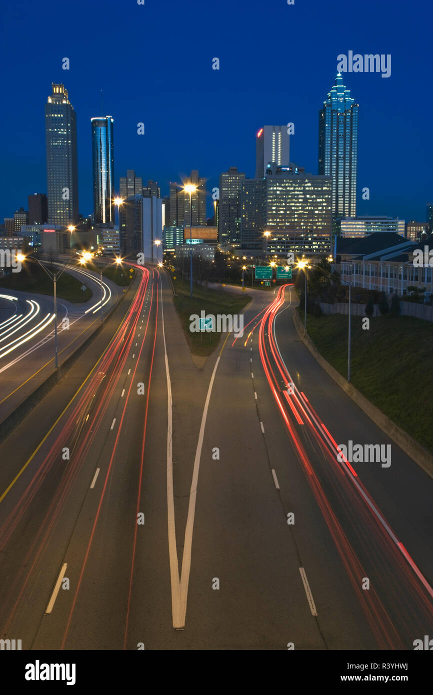 Stati Uniti d'America, Georgia, Atlanta. Scena urbana di notte. Foto Stock