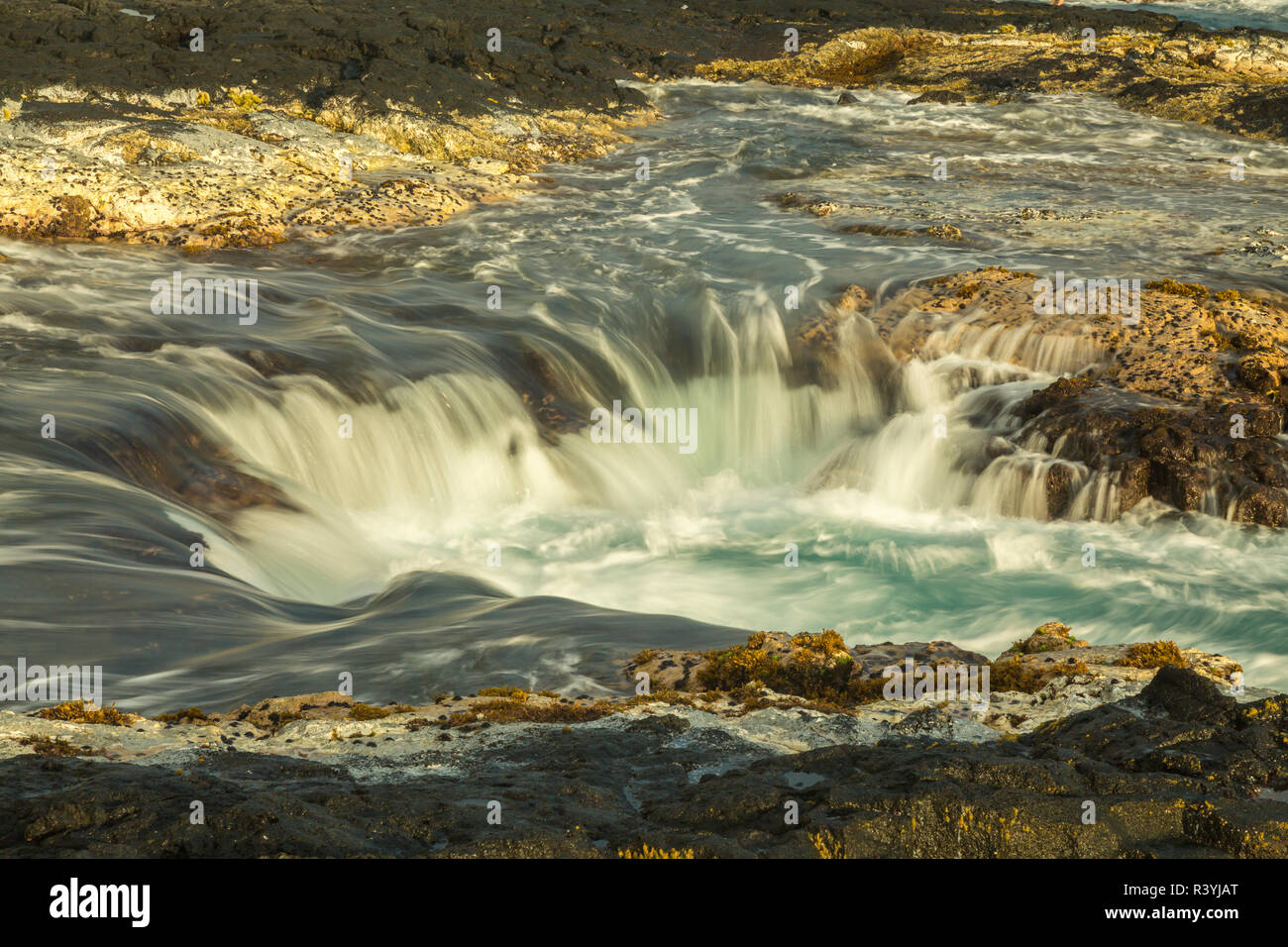 Stati Uniti d'America, Hawaii, Wawaloli Beach Park. New Scenic 5 posti del pozzo cascata. Foto Stock