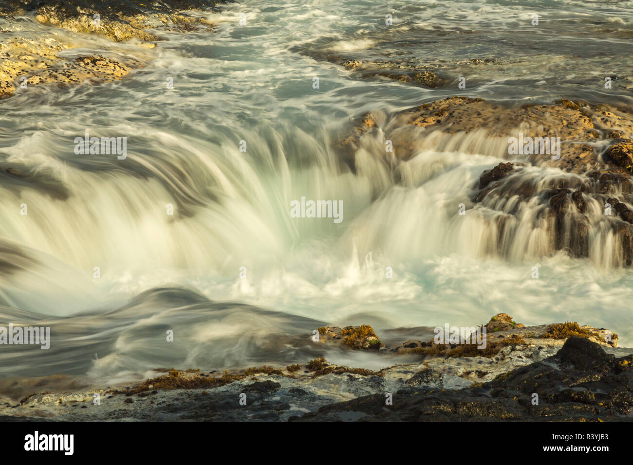 Stati Uniti d'America, Hawaii, Wawaloli Beach Park. New Scenic 5 posti del pozzo cascata. Foto Stock