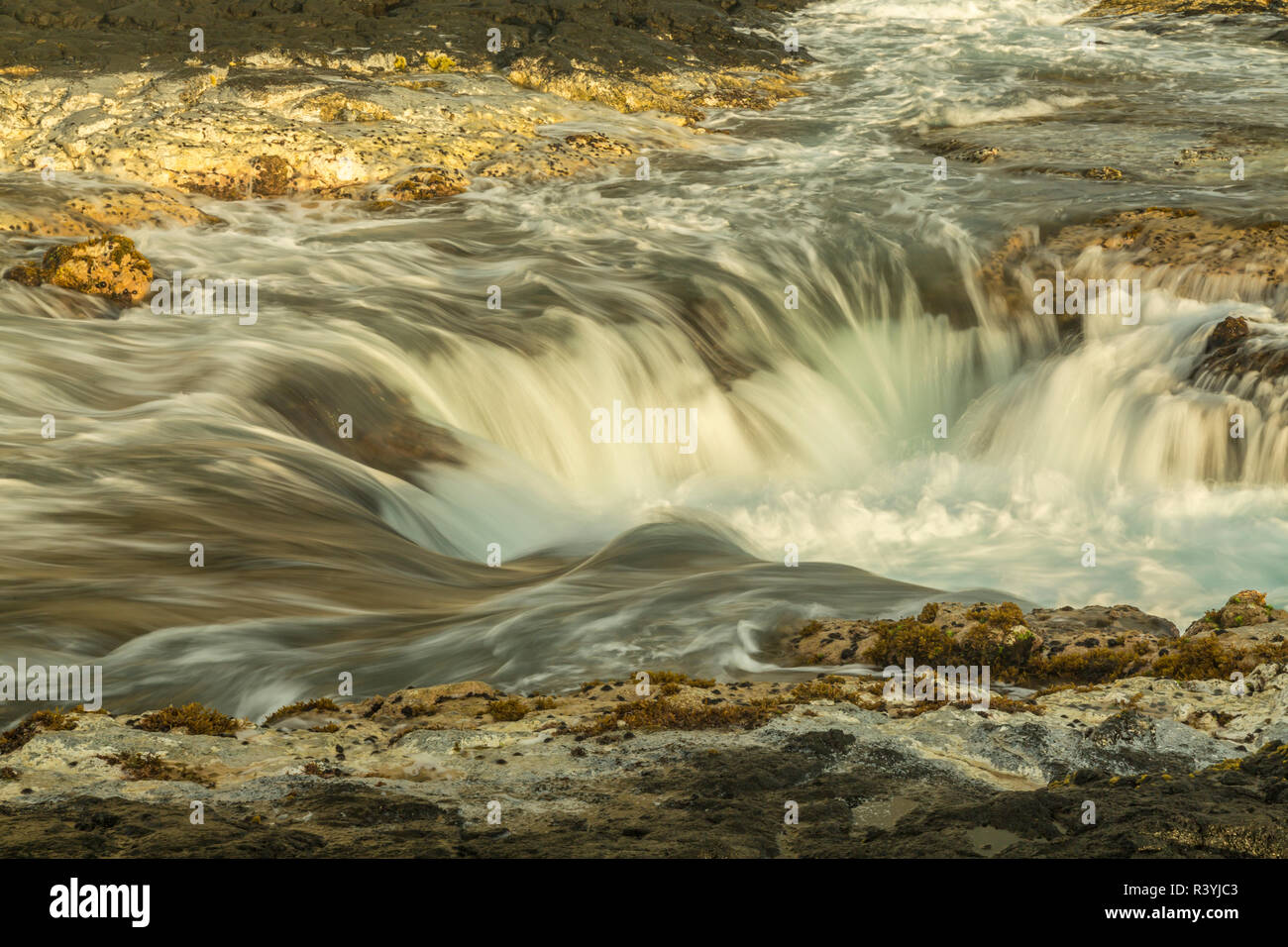 Stati Uniti d'America, Hawaii, Wawaloli Beach Park. New Scenic 5 posti del pozzo cascata. Foto Stock