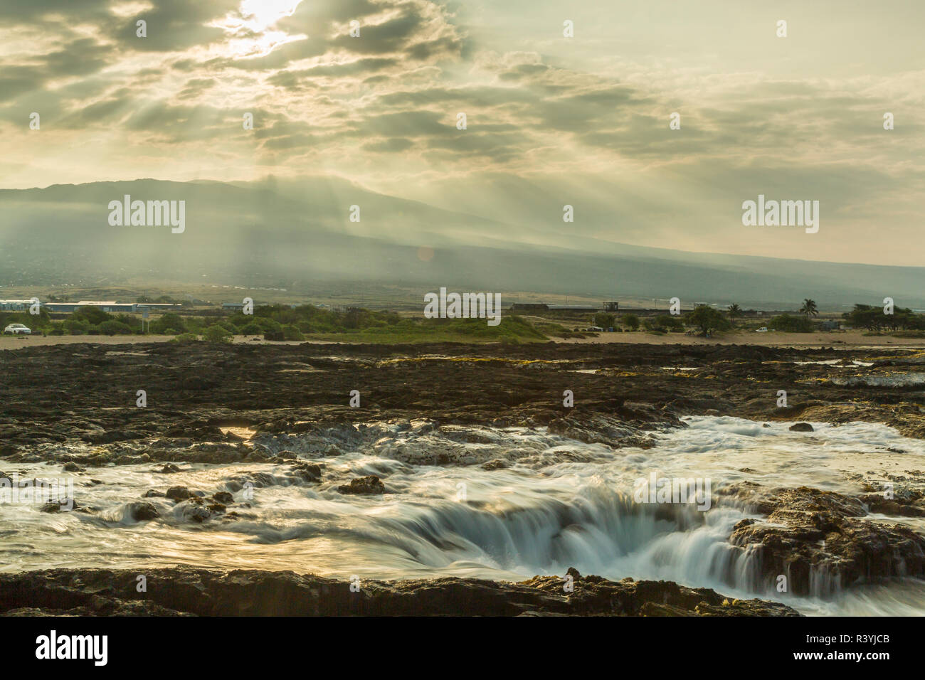 Stati Uniti d'America, Hawaii, Wawaloli Beach Park. New Scenic 5 posti del pozzo cascata e raggi di Dio. Foto Stock