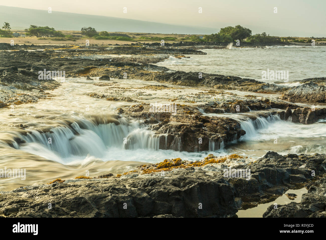 Stati Uniti d'America, Hawaii, Wawaloli Beach Park. New Scenic 5 posti del pozzo cascata. Foto Stock