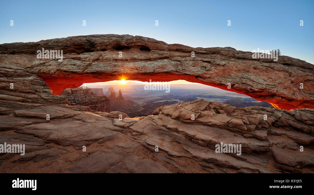 Sunrise a Mesa Arch nel Parco Nazionale di Canyonlands, Island in the Sky , Moab, Utah, Stati Uniti d'America, America del Nord Foto Stock