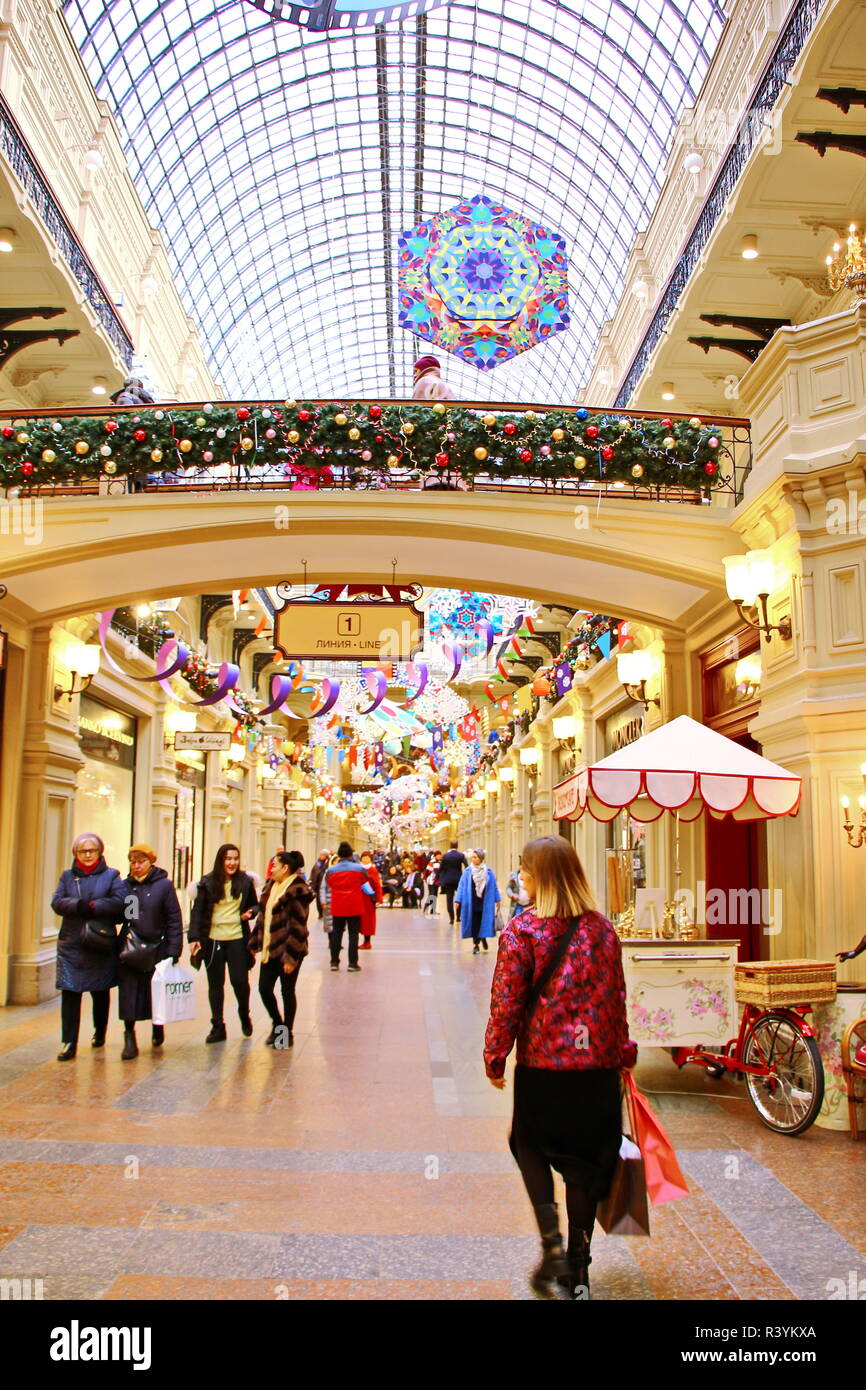 Mosca, Russia - 21 Novembre 2018: Natale decorazioni di festa in casa del commercio GUM sulla piazza Rossa - Centro Commerciale per lo shopping nel centro della città, l'interno Foto Stock