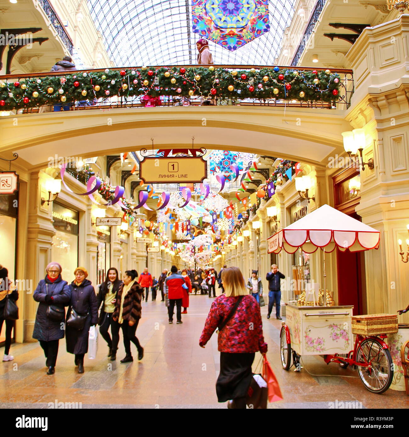 Mosca, Russia - 21 Novembre 2018: Natale decorazioni di festa in casa del commercio GUM sulla piazza Rossa - Centro Commerciale per lo shopping nel centro della città, l'interno Foto Stock
