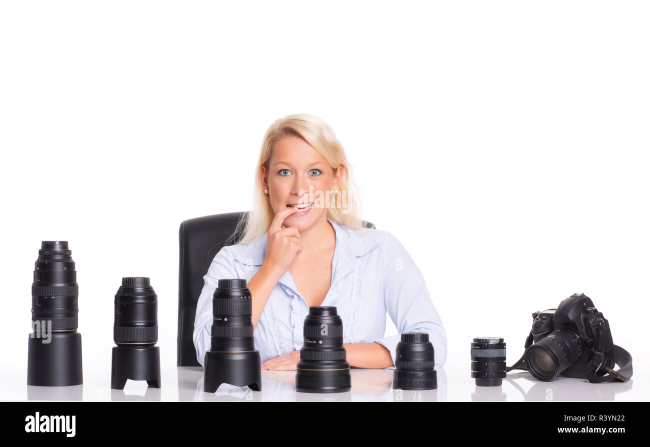Fotografo seduto di fronte a diversi obiettivi e considerato Foto Stock