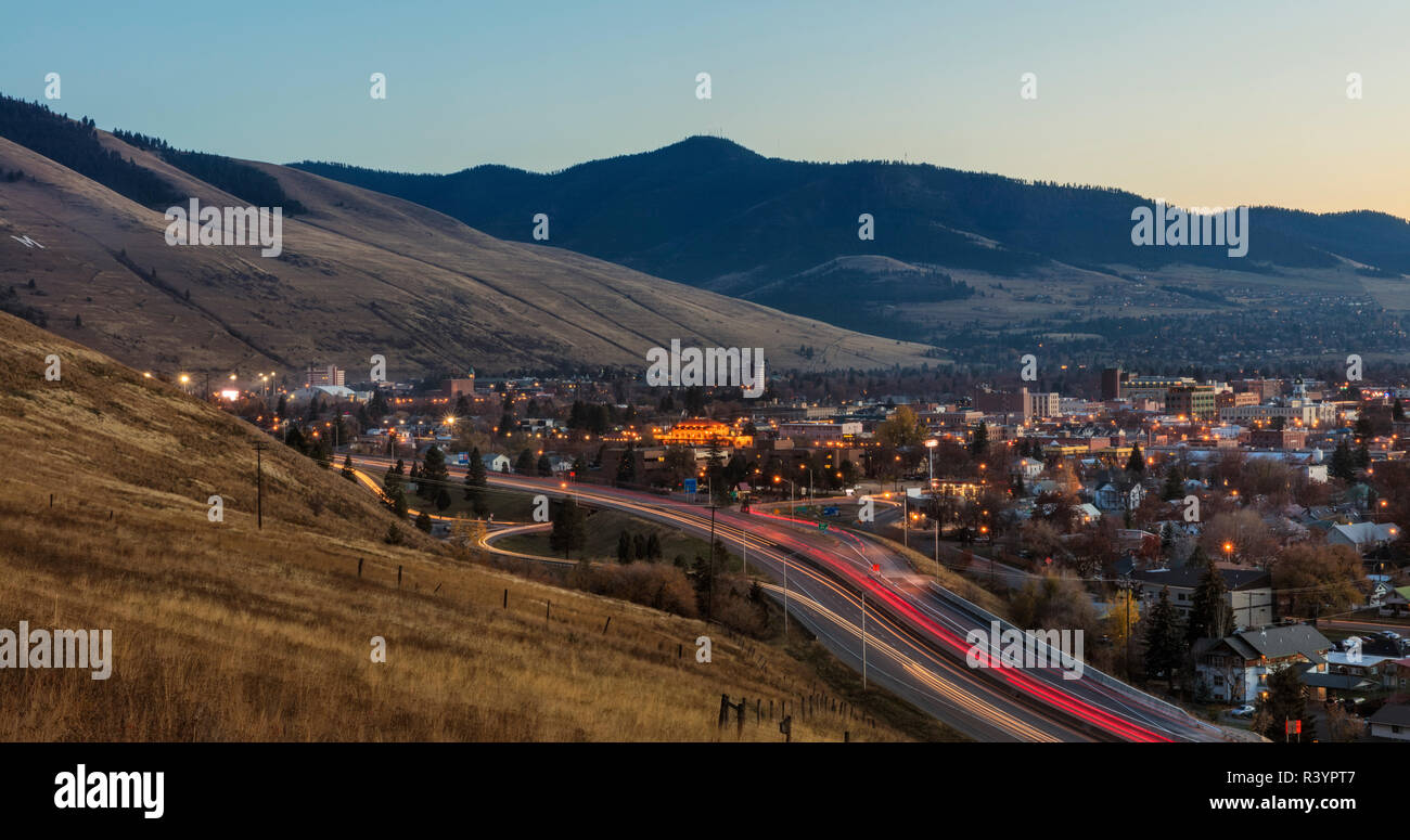 Il traffico sulla Interstate 90 fluisce da Missoula, Montana al crepuscolo Foto Stock