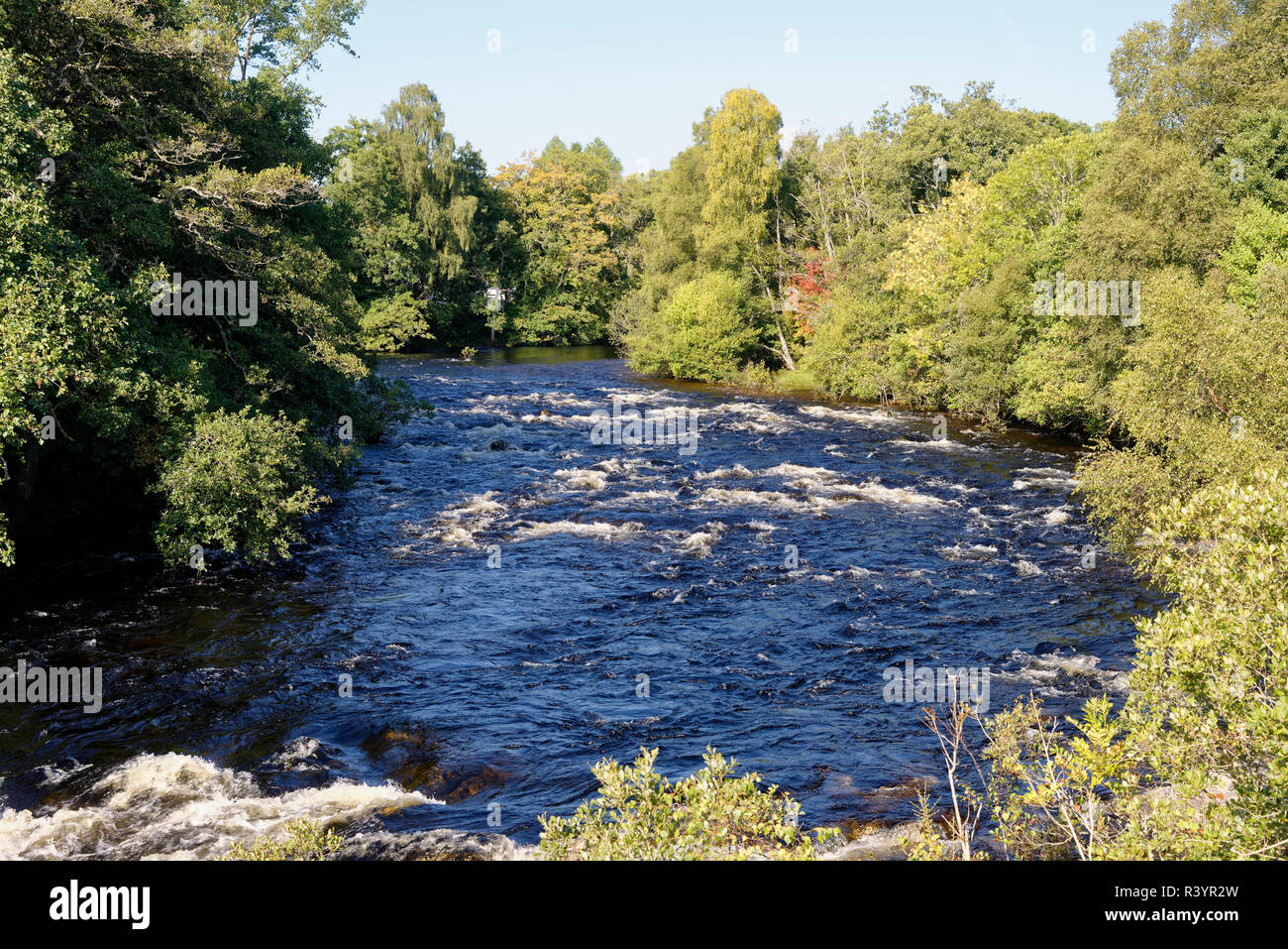 Fiume Tummel vista dal ponte di Trummel, Strath Tummel, Perth & Kinross, Scozia Foto Stock