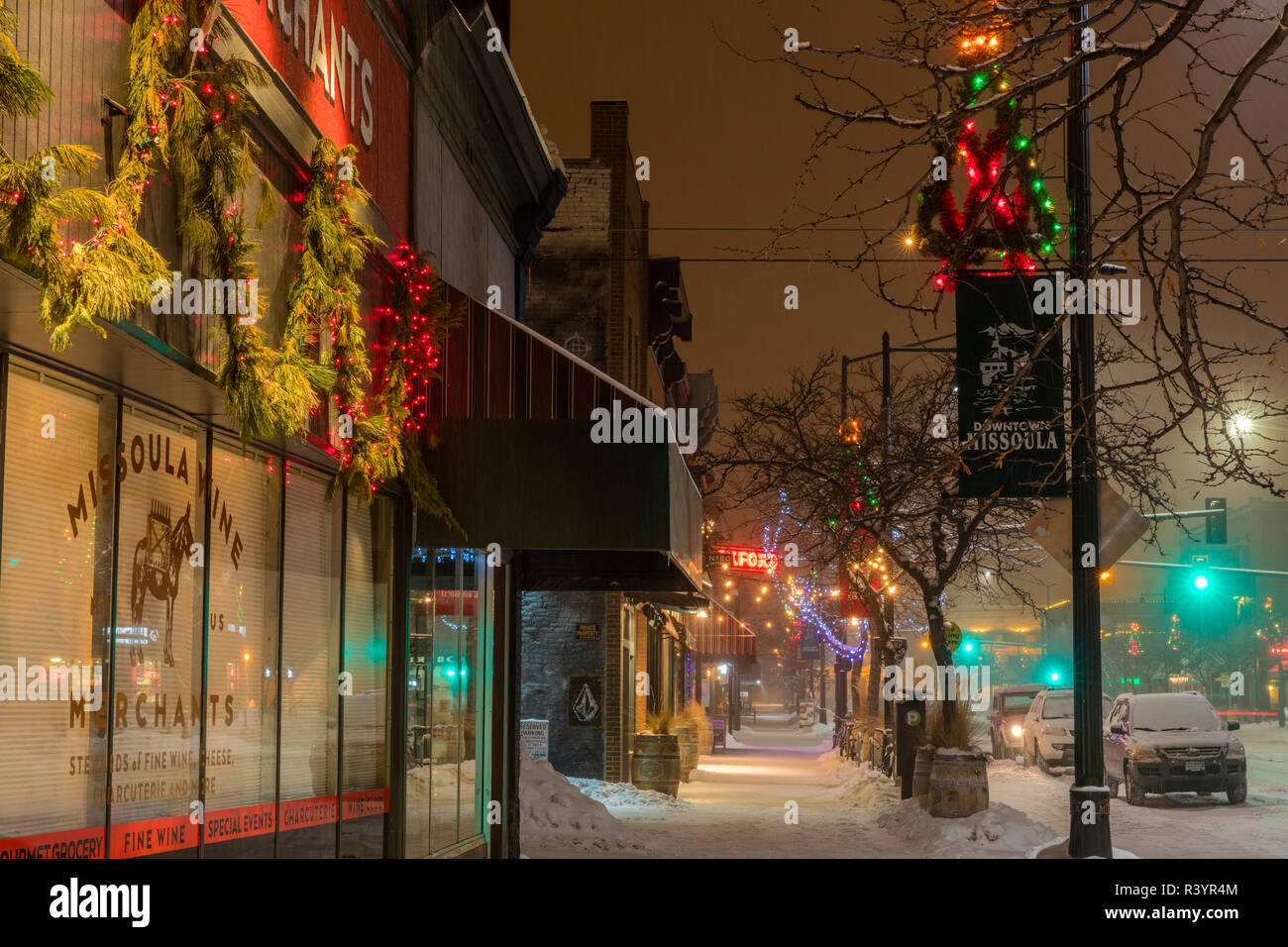 Notte nevosa su Higgins Avenue nel centro cittadino di Missoula, Montana, USA Foto Stock