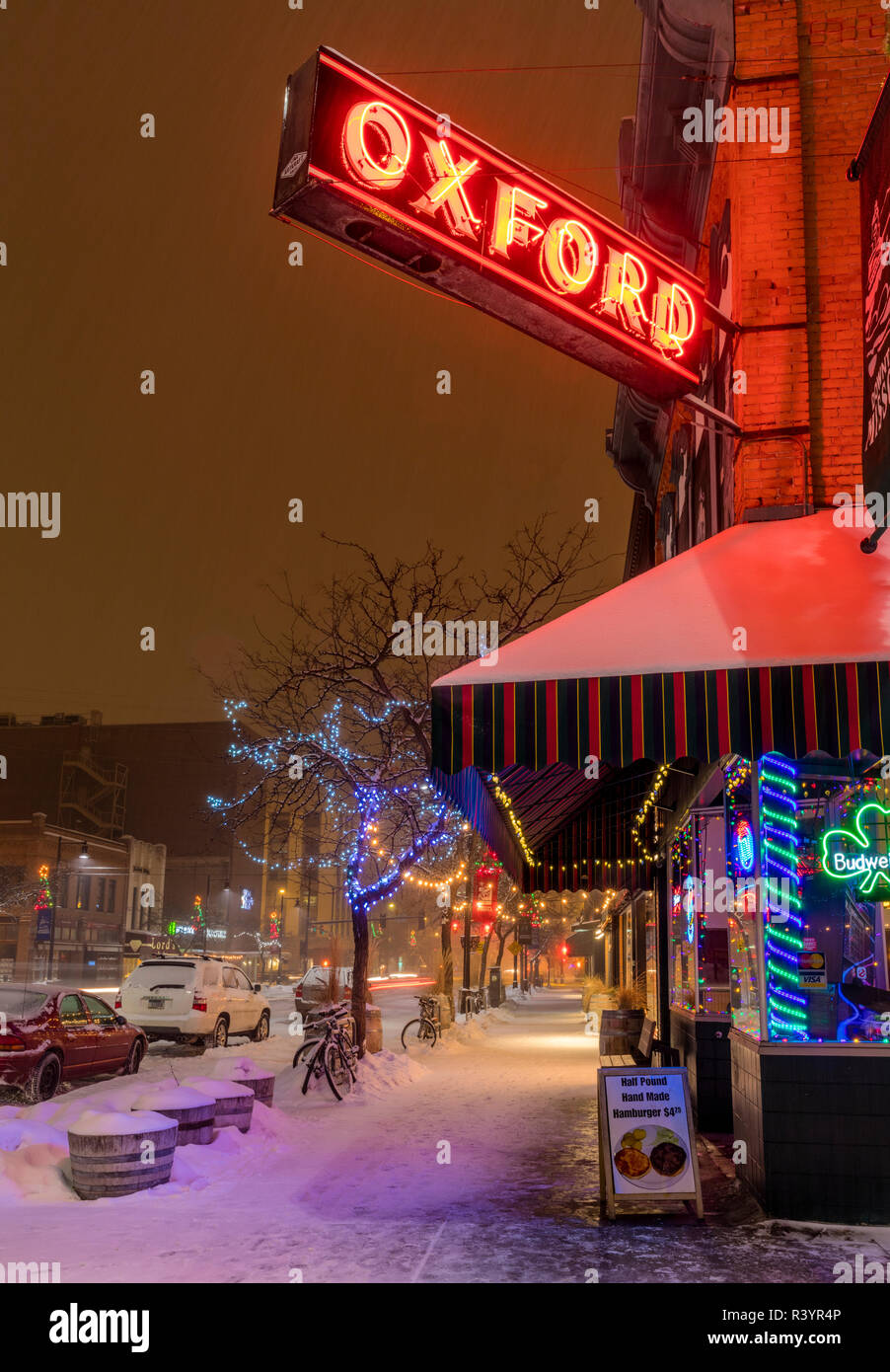 Notte nevosa su Higgins Avenue nel centro cittadino di Missoula, Montana, USA Foto Stock